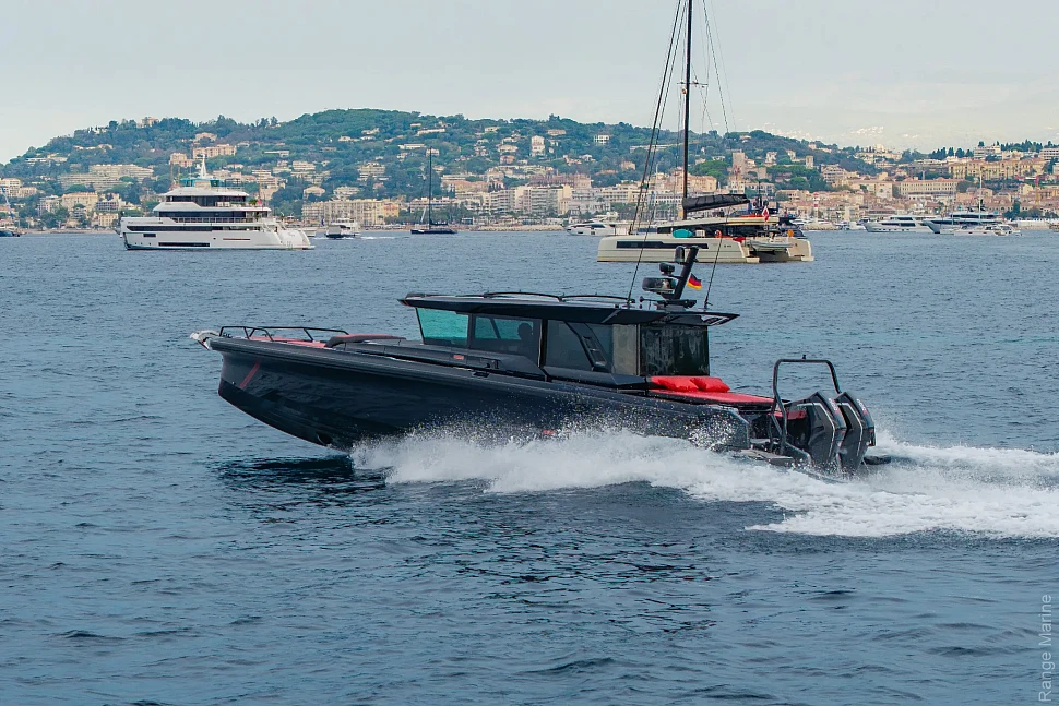 Профиль BRABUS Shadow 1000 XC на воде.