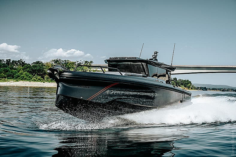 Носовая часть и закрытая рубка BRABUS Shadow 1000 XC.