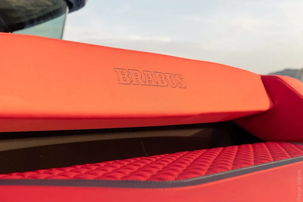 Красная обивка с простёжкой, контрастной окантовкой и надписью BRABUS.