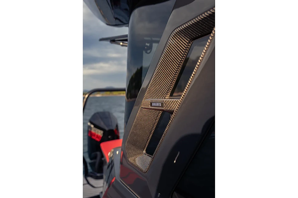 Плетение карбоновой вставки и небольшая эмблема BRABUS.