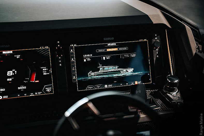 Пост управления BRABUS Shadow 1000 XC.
