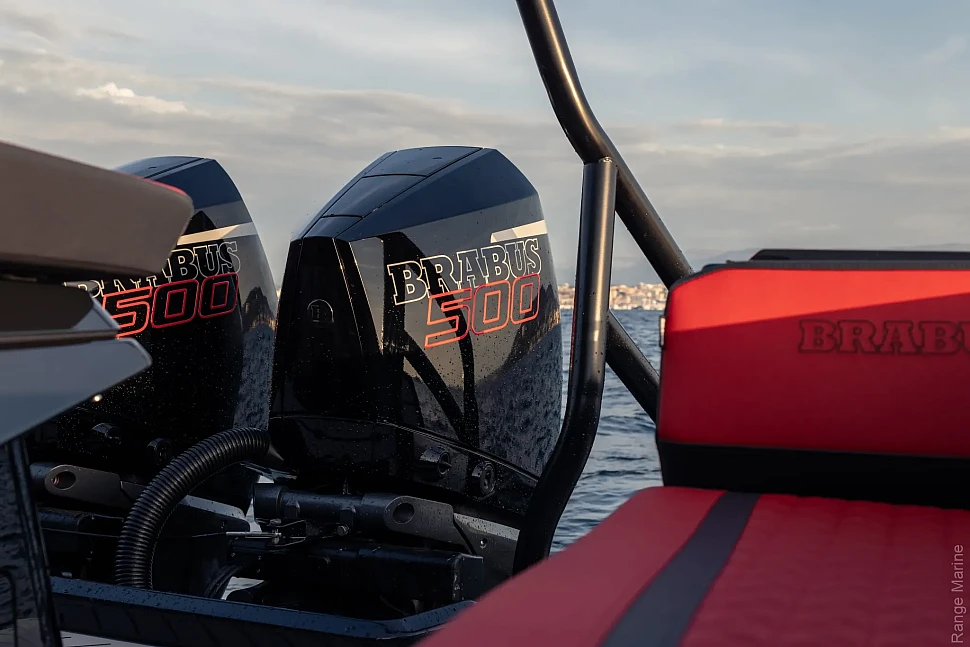 Кожухи двух подвесных двигателей с обозначениями BRABUS 500.