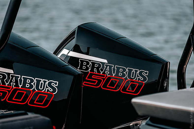 Два подвесных двигателя Mercury Racing с оформлением BRABUS.